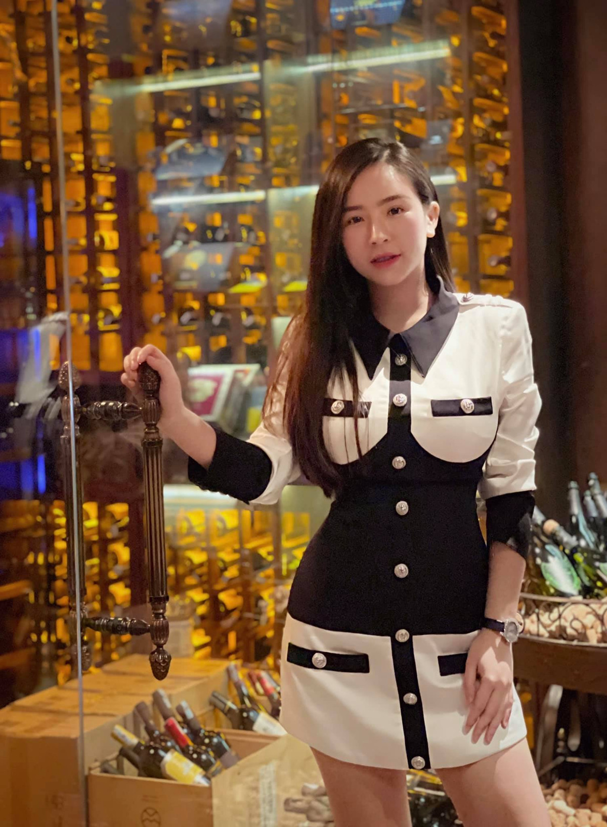 Dưới phần bình luận, rất nhiều thanh niên xứ tỷ dân không ngớt lời khen ngợi dành cho Lan Phương và săn lùng profile của người đẹp Hà thành.