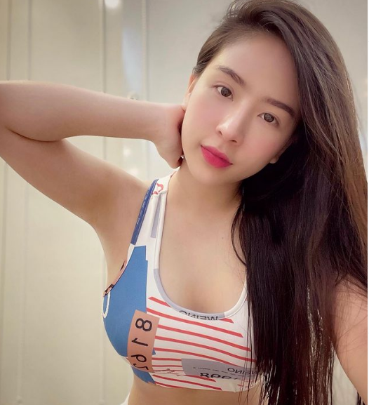 Để có nhan sắc xinh đẹp cùng vóc dáng gợi như hiện tại, Phương Bora không ngần ngại thừa nhận chuyện "dao kéo".