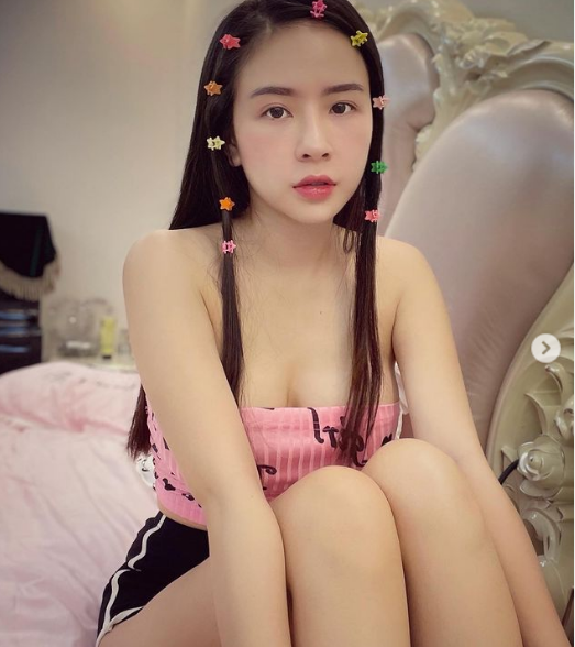 Không chỉ có niềm đam mê với những chiếc túi đắt đỏ, Phương Bora còn sở hữu nhiều thiết kế đến từ các nhà mốt danh tiếng như Louis Vuitton, Versace, Dior,...