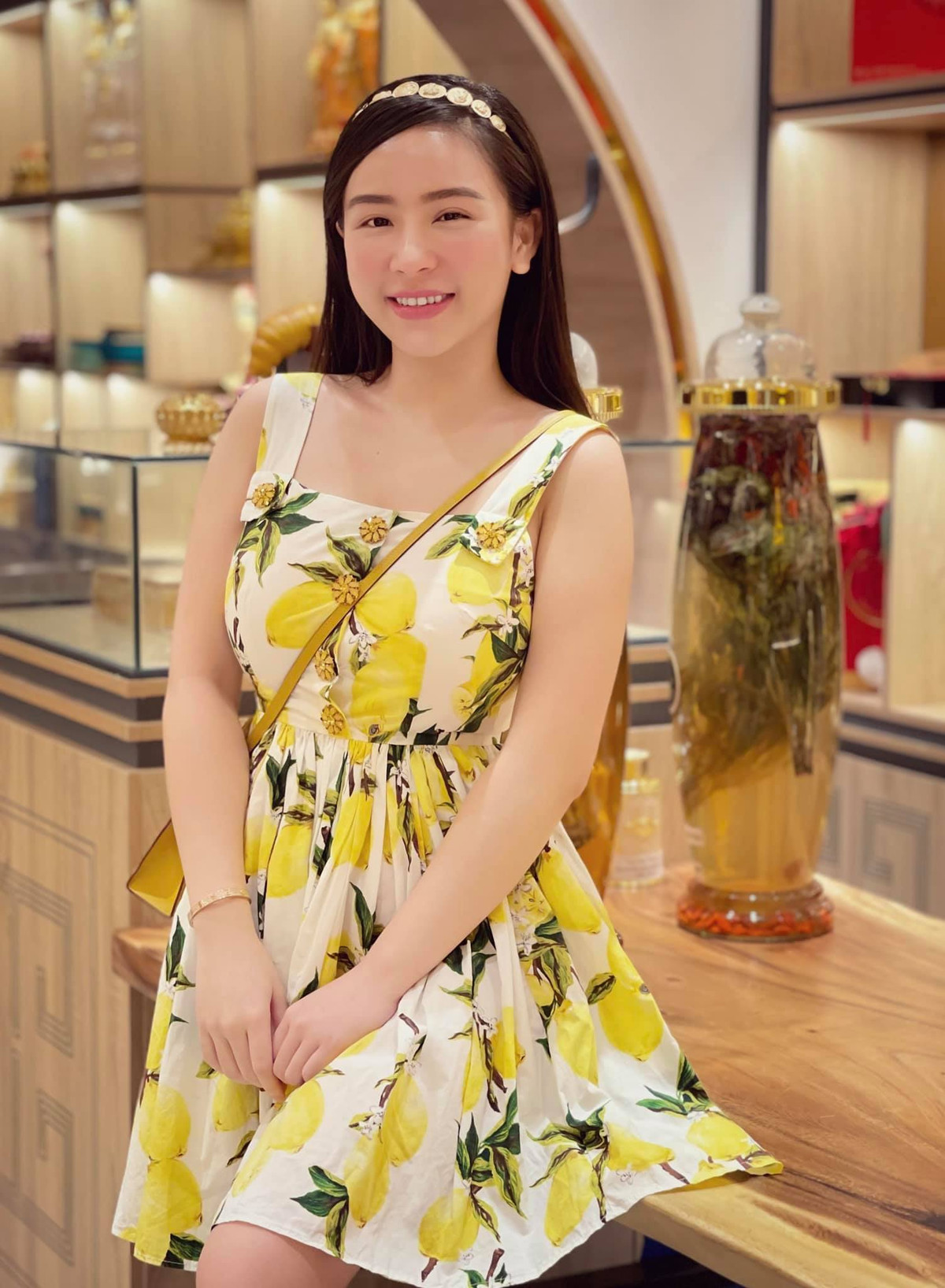 Gái xinh ấn tượng với nhan sắc ngọt ngào, gương mặt xinh xắn cùng thân hình nóng bỏng, đặc biệt là gu mặc quyến rũ, tôn 3 vòng lý tưởng.