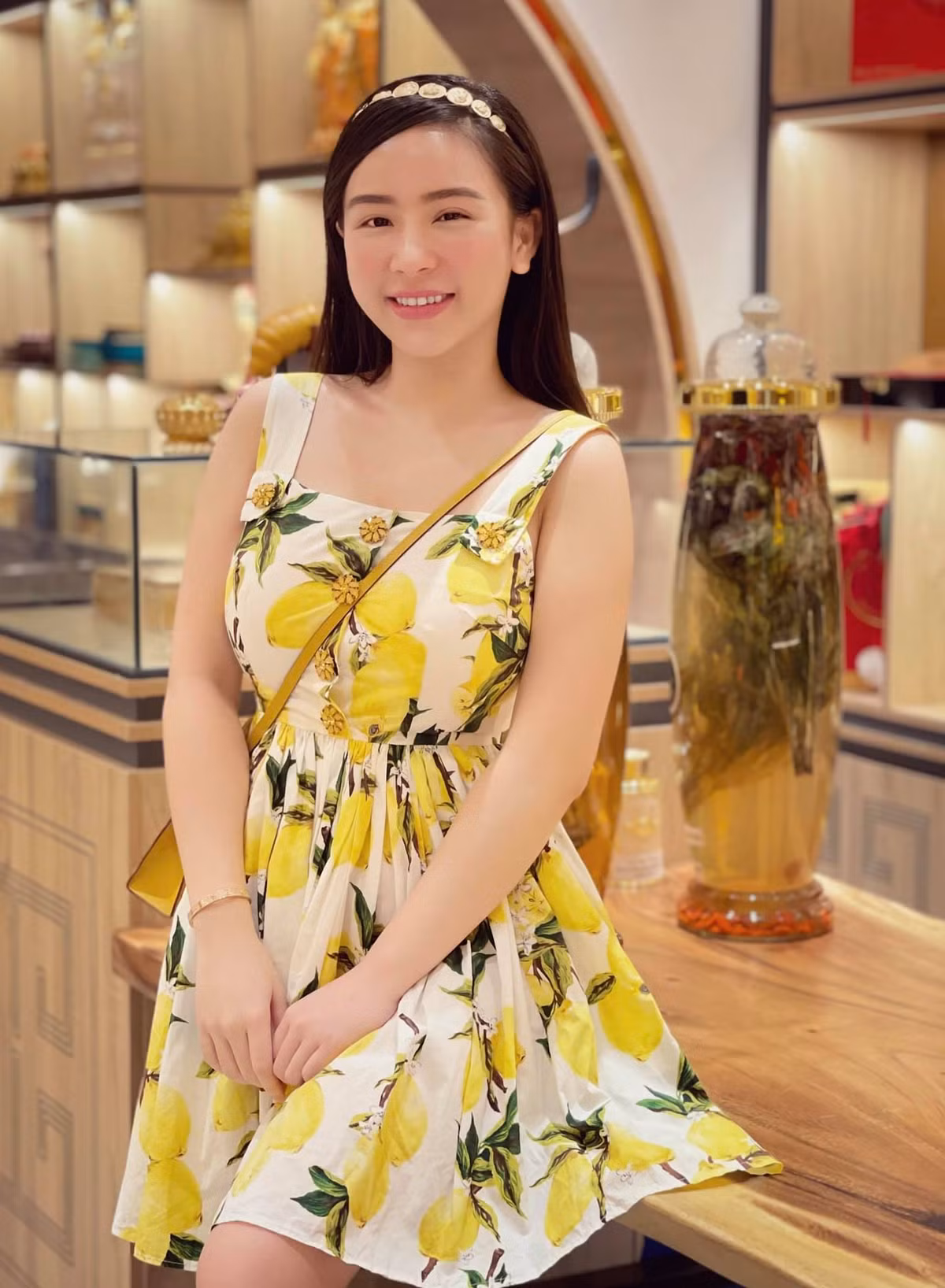 Gái xinh ấn tượng với nhan sắc ngọt ngào, gương mặt xinh xắn cùng thân hình nóng bỏng, đặc biệt là gu mặc quyến rũ, tôn 3 vòng lý tưởng.