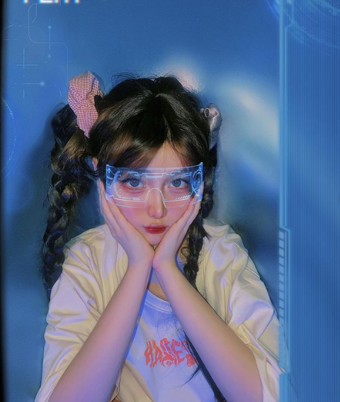 Sở hữu làn da trắng, gương mặt cuốn hút, hot girl 2K này đặc biệt gây ấn tượng mạnh với mái tóc bạch kim và nét đẹp tựa thiên thần.