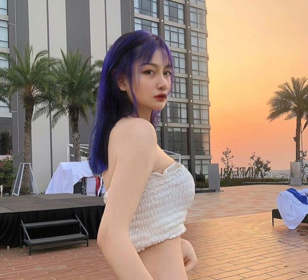 Hải Yến thường mix đồ hack dáng và khoe eo với áo croptop, quần cạp cao, bên cạnh đó còn phối thêm phụ kiện tóc để trông nổi bật và nhí nhảnh hơn.