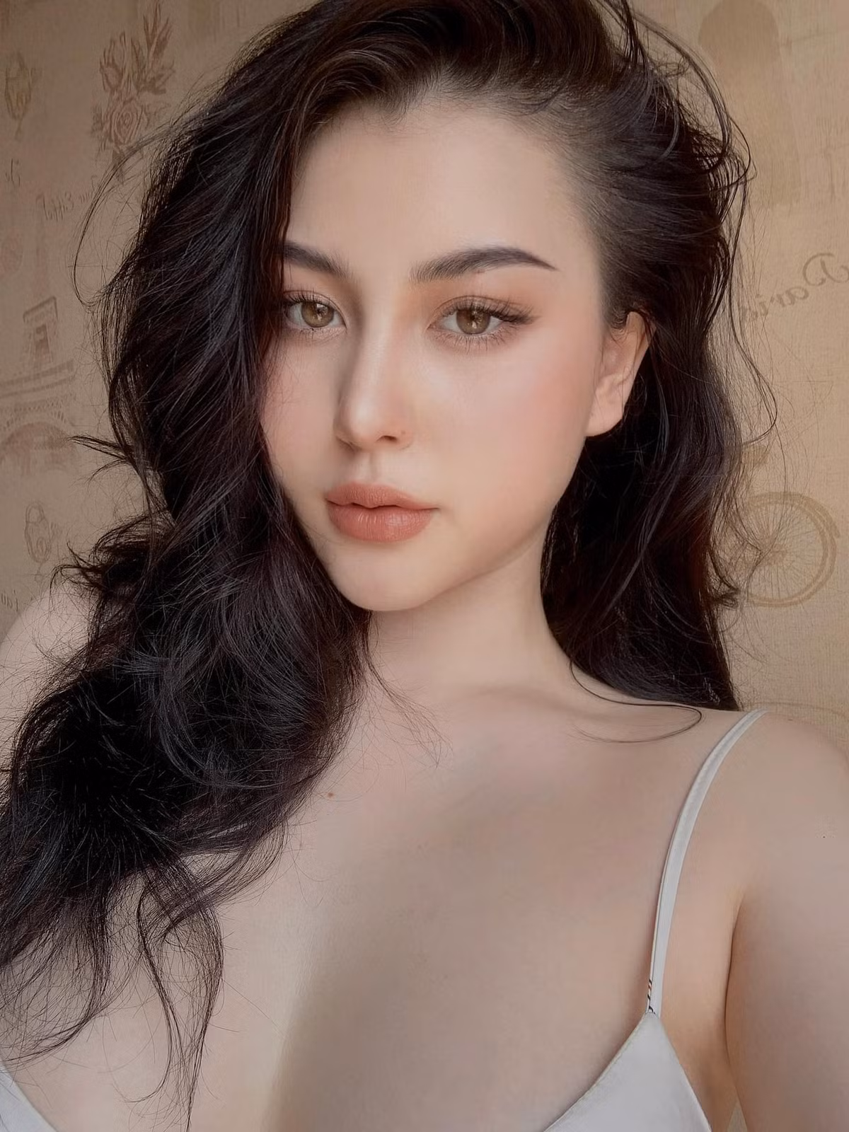 Việc liên tục đăng tải hình ảnh gợi cảm lên MXH là nguyên nhân khiến Nhật Anh bị các đối tượng xấu đã lợi dụng để chỉnh sửa thành những bức ảnh khoe bộ phận nhạy cảm và phát tán trong cộng đồng.