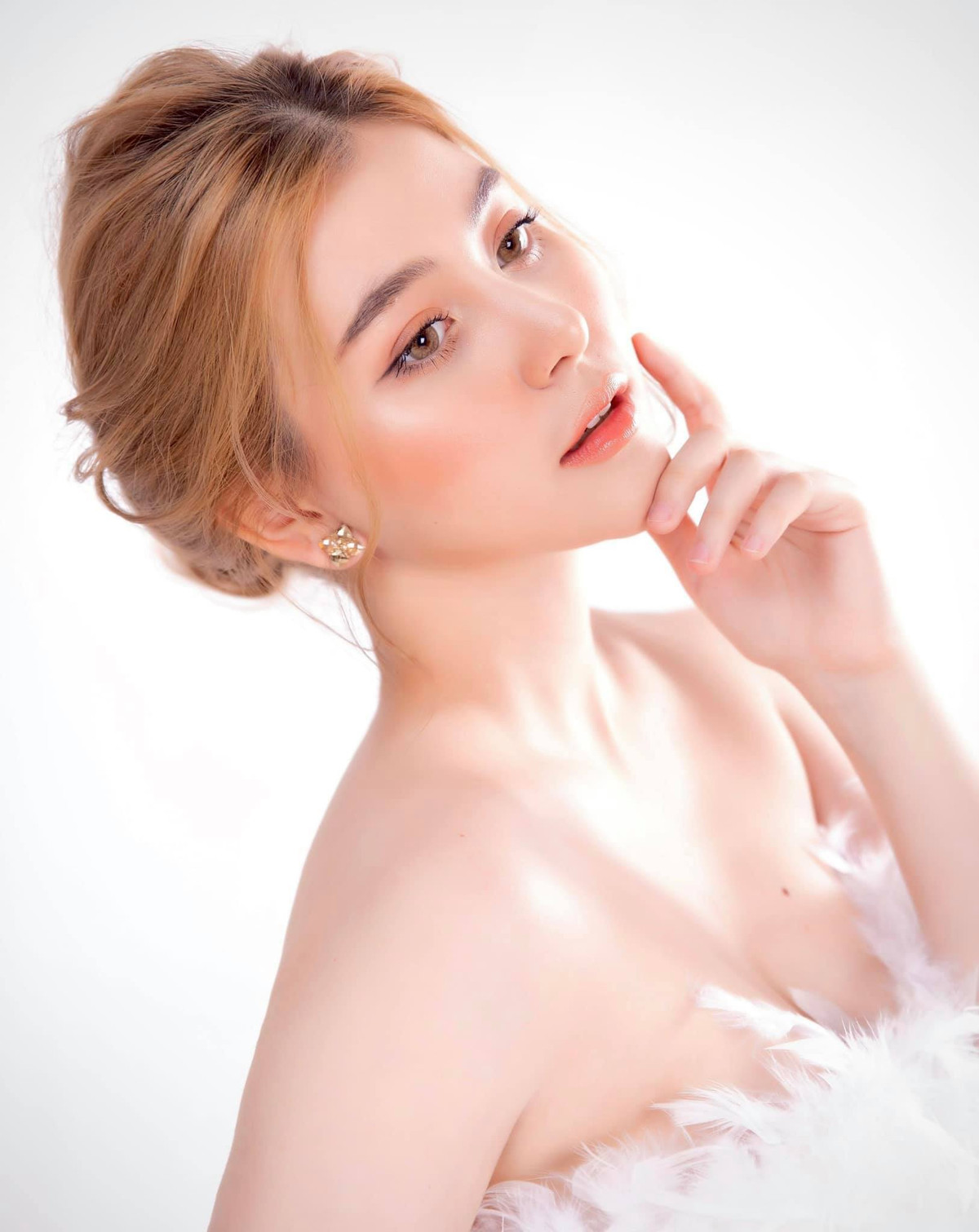 Sở hữu thân hình quá đỗi nóng bỏng nên nàng hot girl Sài thành này liên tục vướng vào những lùm xùm không hay, thậm chí ảnh hưởng đến uy tín của cô.