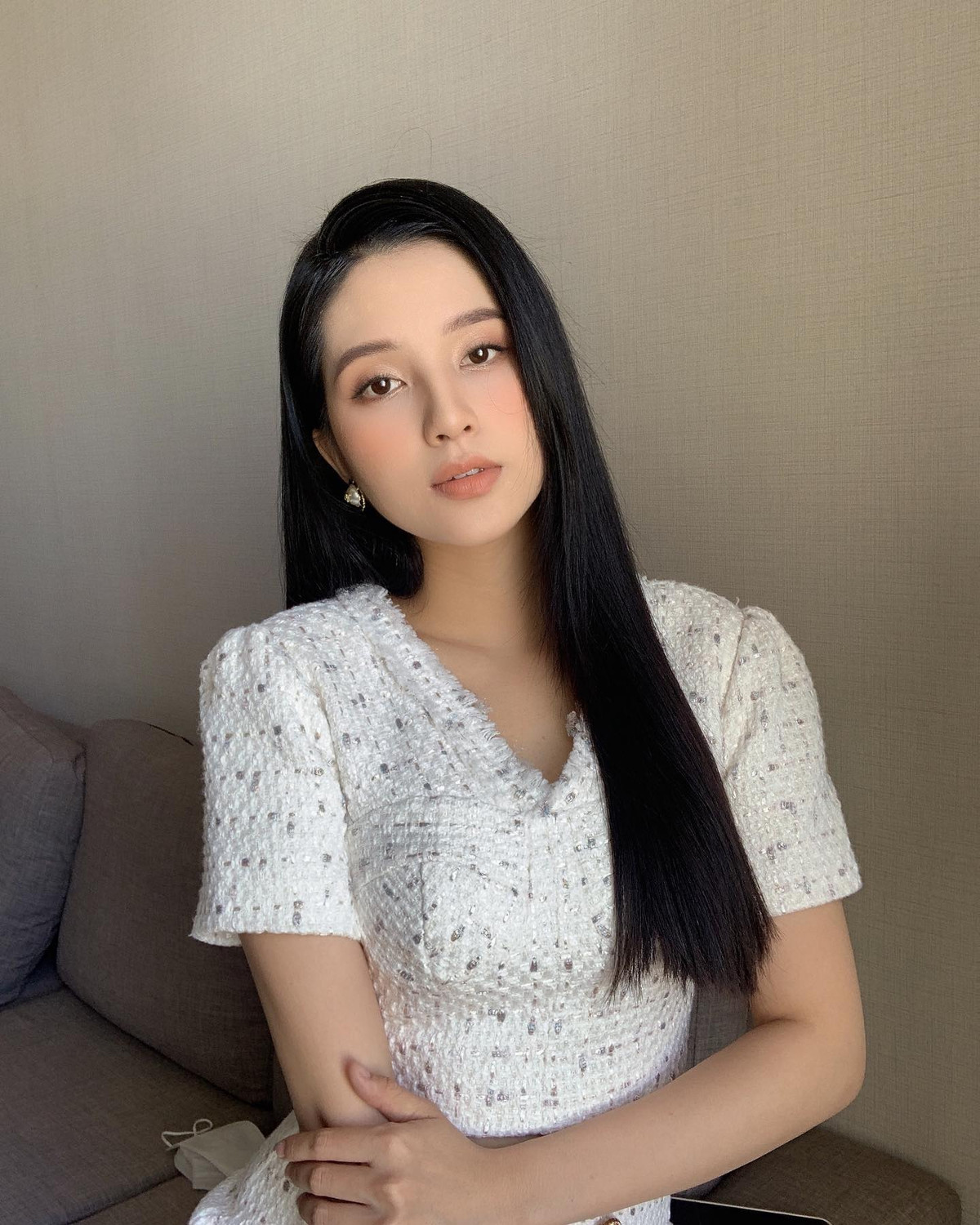 Dù nuôi con một mình khá vất vả nhưng hot girl sinh năm 1998 không lộ chút dấu hiệu xuống sắc.