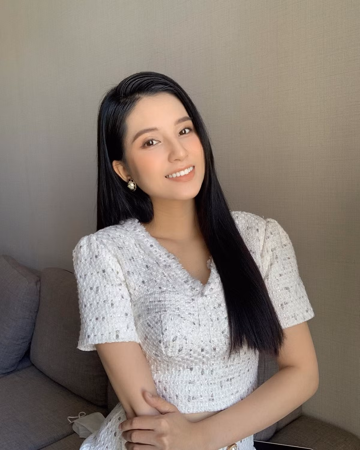 Thiên An vẫn vô cùng xinh đẹp với khuôn mặt sắc sảo từ đôi mắt hai mí sâu cho đến sống mũi cao ấn tượng.