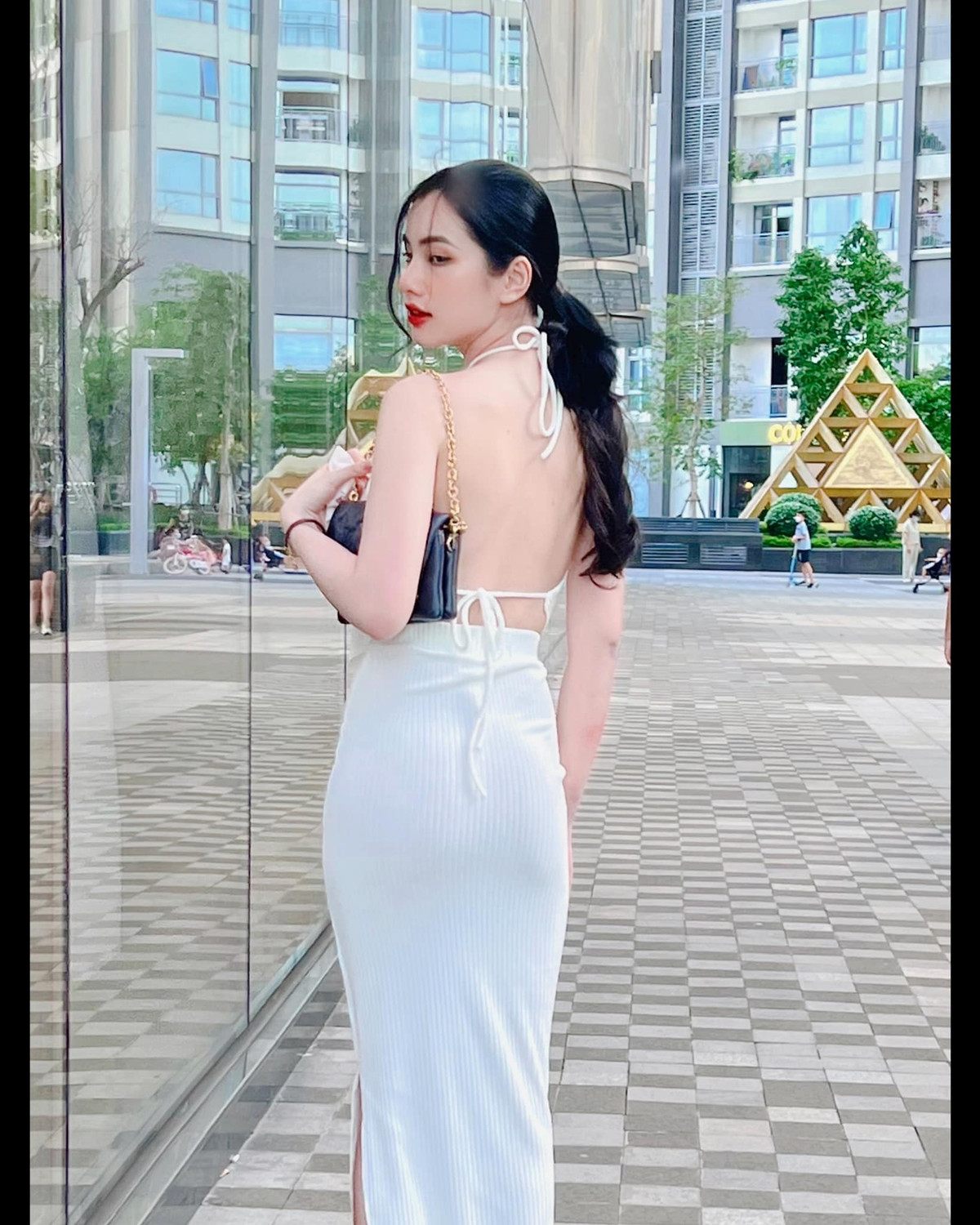 Cẩm Đan cũng rất chịu khó mặc áo lấp ló vòng 1 khoe khéo xương quai xanh gợi cảm dù ở nhà.