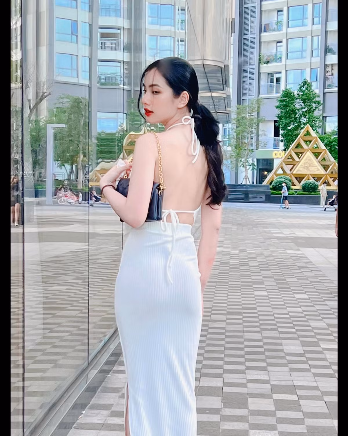 Cẩm Đan cũng rất chịu khó mặc áo lấp ló vòng 1 khoe khéo xương quai xanh gợi cảm dù ở nhà.