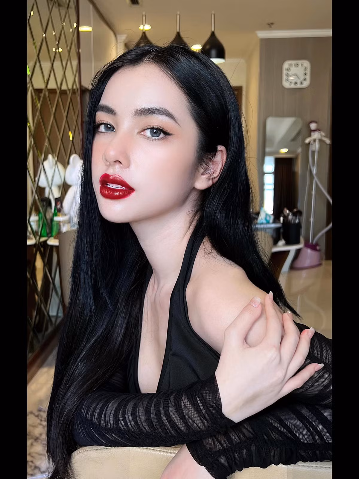 Trên trang cá nhân của mình, Cẩm Đan đăng tải hình ảnh mang phong cách cho mùa Halloween với son đỏ đậm đi kèm mắt đen ấn tượng.