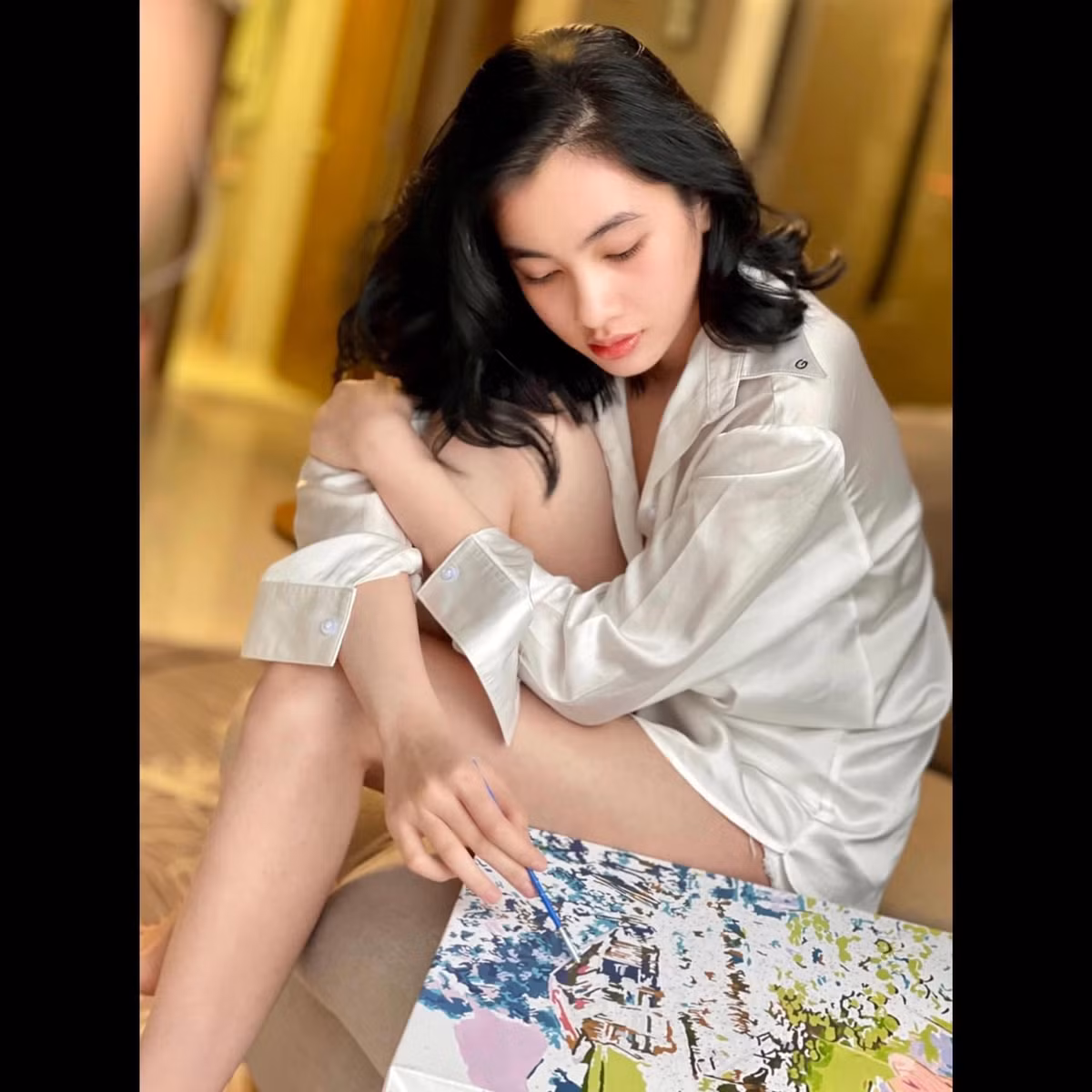 Cẩm Đan sinh năm 2002 đến từ An Giang. Cô nàng này là gương mặt sáng giá tại Hoa hậu Việt Nam 2020 nhưng khi cuộc thi khép lại, cô nàng chỉ dừng chân ở top 15.