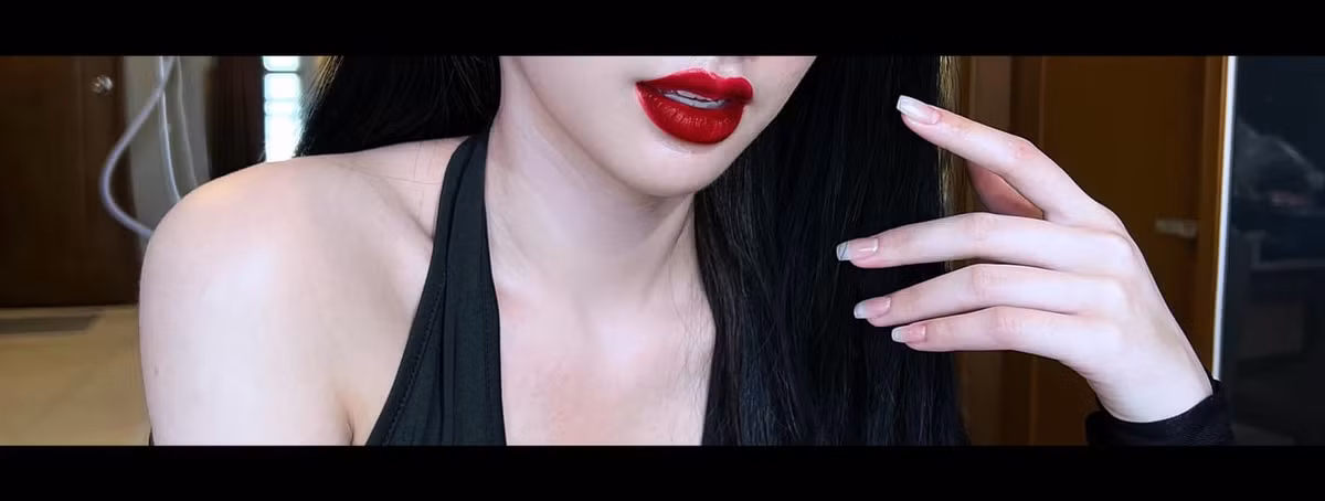 Dù lối trang điểm mang hơi hướng "kinh dị" nhưng không thể phủ nhận nhan sắc xinh đẹp của Cẩm Đan.