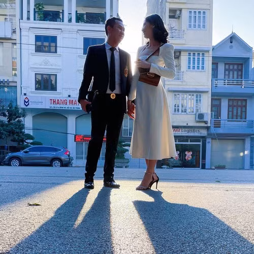 Theo đó, mỹ nhân 10x khẳng định bản thân vẫn "độc thân" và tiết lộ không bao giờ muốn công khai chuyện tình cảm. Động thái này làm netizen đoán rằng cô nàng đang phân trần về mối quan hệ mờ ám thời gian qua với doanh nhân Đức Huy.