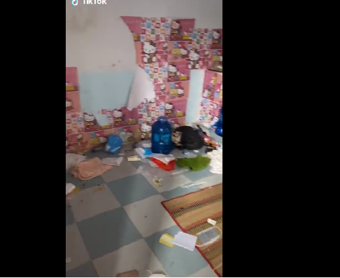 Đồ đạc, quần áo, khẩu trang, chăn chiếu, hộp nhựa vứt khắp nơi trong căn phòng trọ nhỏ hẹp.