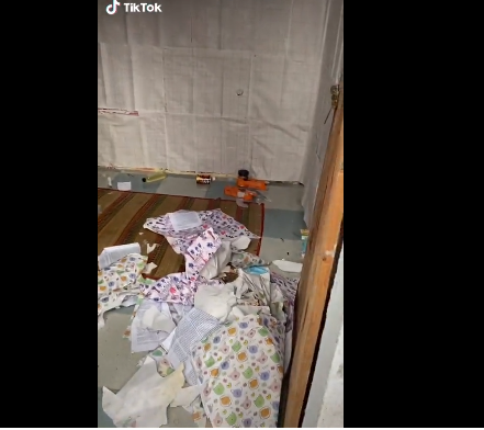 Theo như những gì đoạn clip ghi lại, căn phòng của cô gái này vô cùng bừa bộn và bẩn từ ngoài vào đến nhà bếp, nhà vệ sinh.