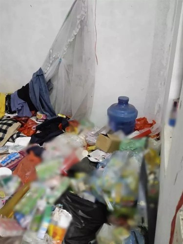 Các túi rác lưu trữ trong nhà được chất thành đống, ngổn ngang khắp nơi là hình ảnh không quá xa lạ tại những căn phòng trọ của nhiều bạn trẻ thiếu ý thức.