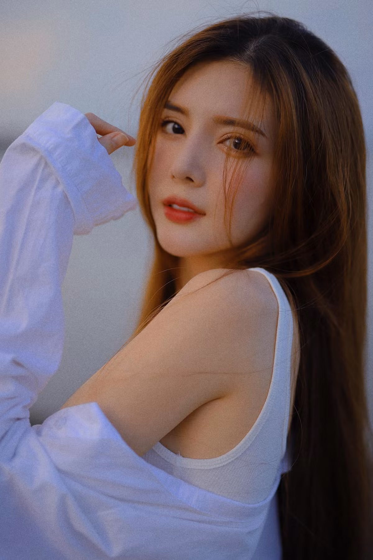 Trên trang cá nhân, người đẹp cũng không ngần ngại đăng tải các bộ ảnh diện trang phục bikini, đầm ngủ hai dây hay các thiết kế cắt xẻ táo bạo.