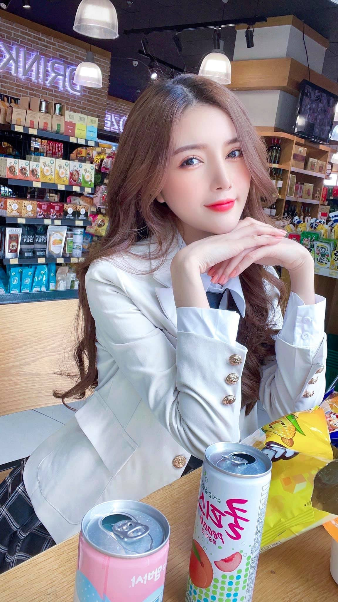 Nhiều người hâm mộ cho rằng nhan sắc "dao kéo" khiến người đẹp dần mất đi vẻ tự nhiên và không còn đáng yêu như trước. Ảnh: FBNV