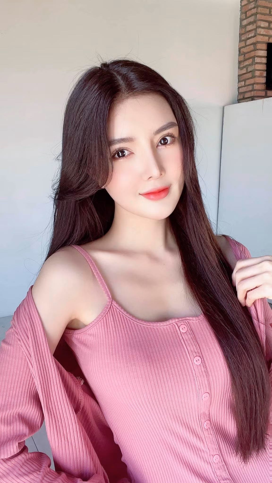 Thay đổi diện mạo để trở thành " hot girl búp bê", Lilly Luta cũng thay đổi gout thời trang 180 độ từ bánh bèo, nhẹ nhàng sang quyến rũ hết nấc.