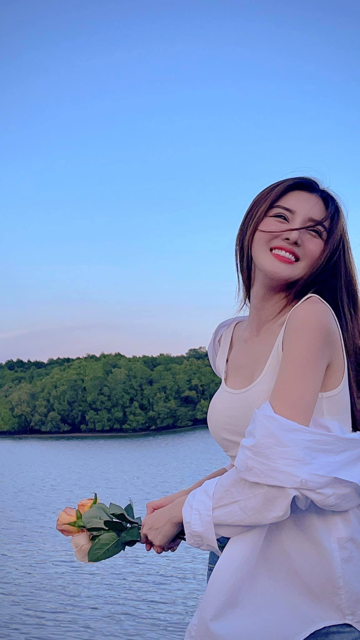 Ở tuổi 29, hot girl khiến nhiều chị em trầm trồ, ghen tị khi sở hữu vẻ ngoài mặn mà, sắc sảo và vóc dáng "vạn người mê".