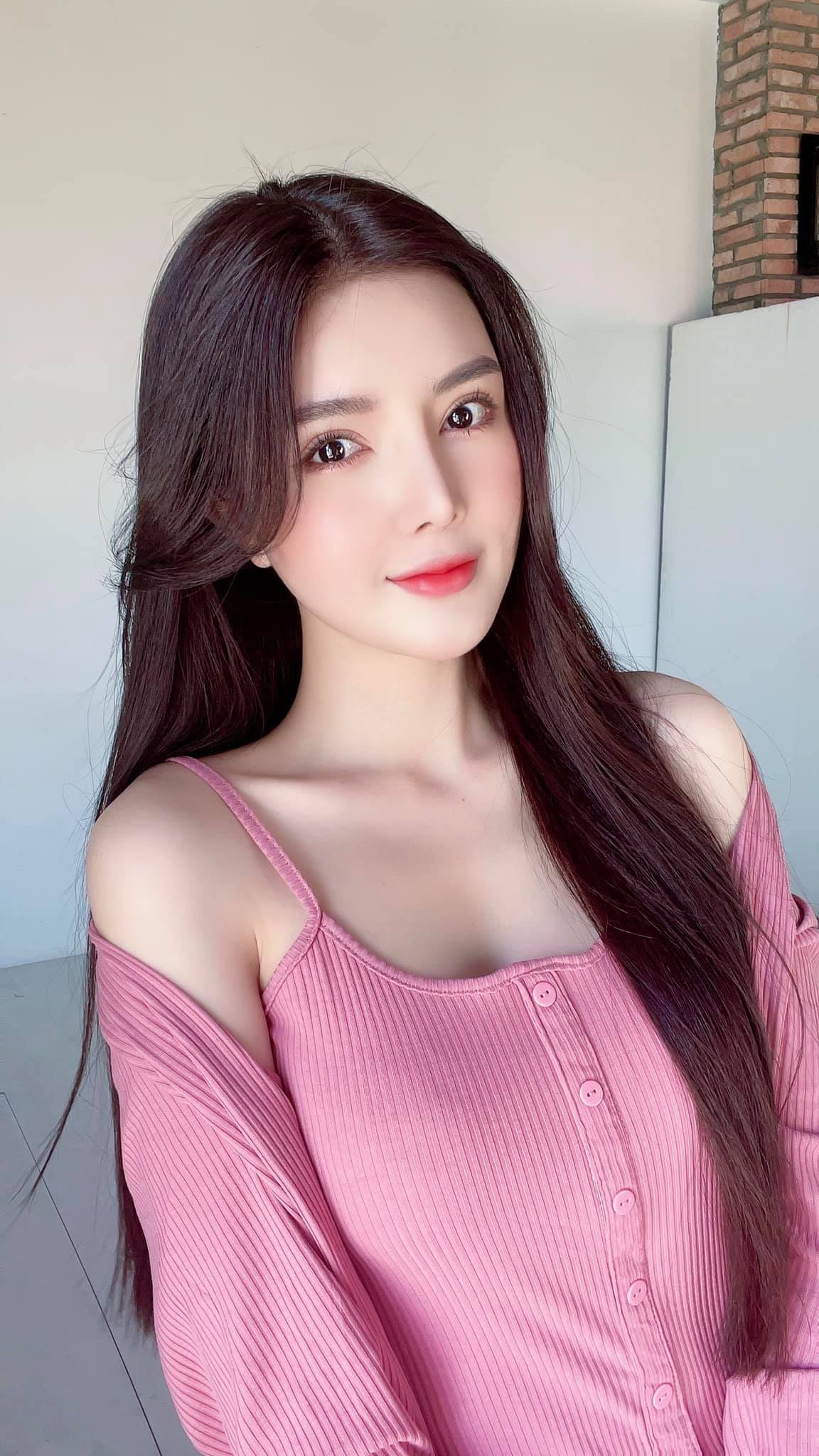 Từ một hot girl tuổi teen với phong cách "kẹo ngọt", Lilly Luta hiện tại trưởng thành hơn, thoát khỏi khuôn mẫu mà người khác định danh là "búp bê" với hình ảnh trong sáng, dễ thương.