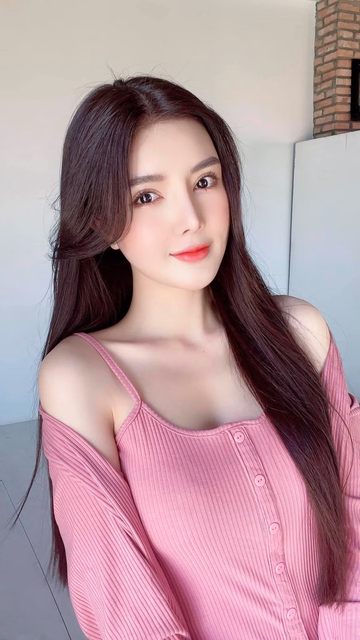 Từ một hot girl tuổi teen với phong cách "kẹo ngọt", Lilly Luta hiện tại trưởng thành hơn, thoát khỏi khuôn mẫu mà người khác định danh là "búp bê" với hình ảnh trong sáng, dễ thương.