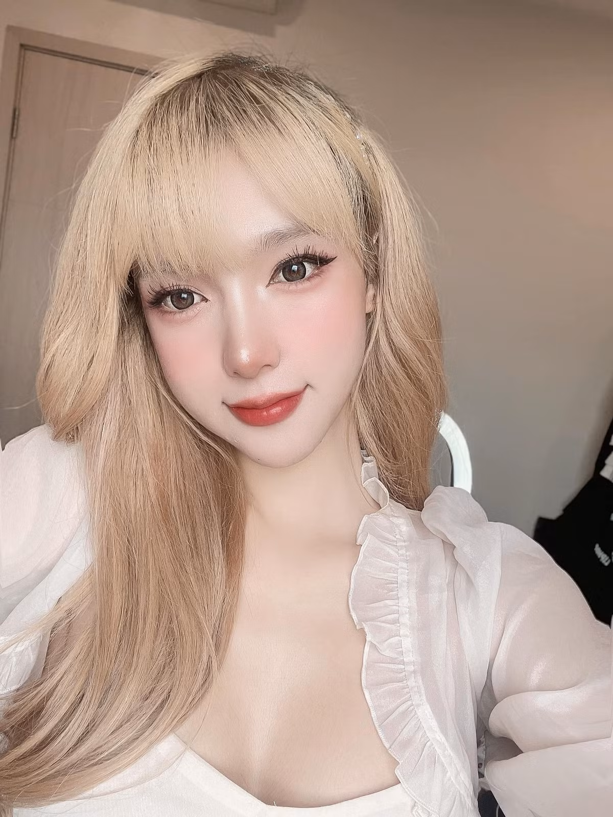 Cô từng được một số trang báo quốc tế ca ngợi và gọi với những biệt danh như "búp bê Việt Nam", "Lisa phiên bản Việt",...