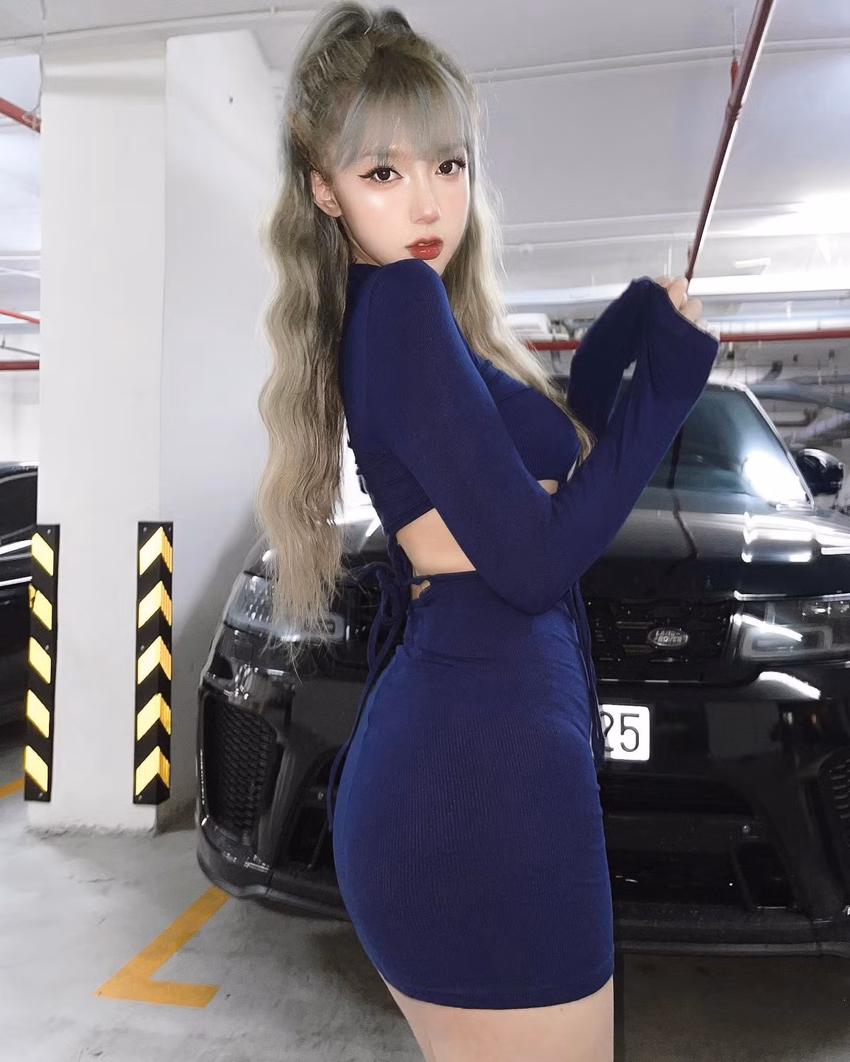 Mym Trần gây ấn tượng bởi một vẻ ngoài gợi cảm, gương mặt xinh như búp bê, cùng đường cong nữ tính, uyển chuyển và đôi chân dài nuột nà.