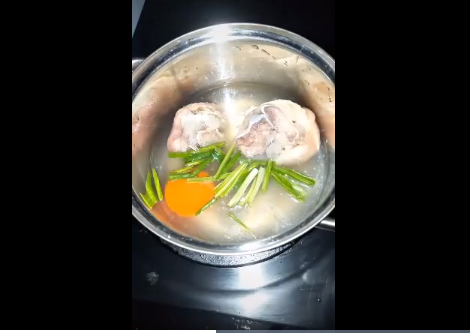 Tất cả những thứ này đều đã được mẹ của cô chuẩn bị sẵn như một hộp chân giò làm sẵn, nước dùng được đóng gói thành từng túi riêng, tương tự thì hành lá cũng đã được để sẵn trong tủ.