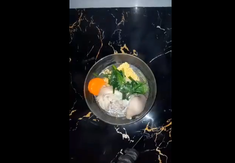 Khi mọi thực phẩm đã được mẹ chuẩn bị sẵn, cô gái này nhanh chóng có ngay bát mì đầy đủ dưỡng chất để ăn đêm. "Nhìn hình ảnh này tự nhiên nhớ mẹ quá", "Có mẹ như vậy là sướng nhất đó",...cư dân mạng thể hiện sự ngưỡng mộ.