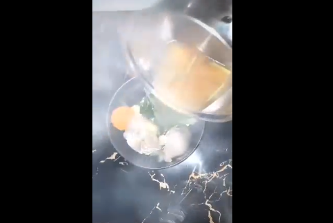 Chứng kiến hình ảnh này, cư dân mạng nào cũng phải trầm trồ trước sự chu đáo của người mẹ dành cho con gái.