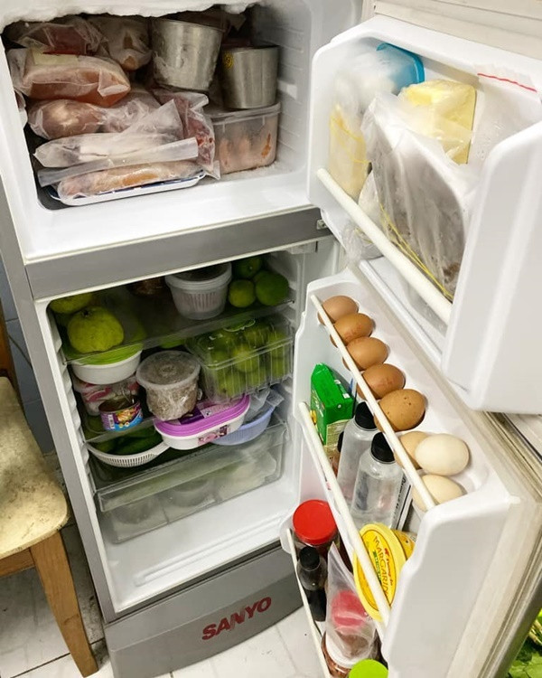 Không riêng gì ở nhà, những đứa con xa quê cũng được phụ huynh chu đáo chuẩn bị mọi thực phẩm tiếp tế. Nào là rau củ quả, trứng, tôm thịt cá,… để dự trữ trong tủ lạnh ăn dần.