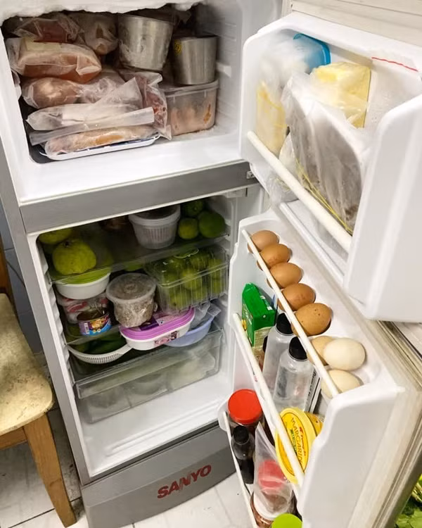 Không riêng gì ở nhà, những đứa con xa quê cũng được phụ huynh chu đáo chuẩn bị mọi thực phẩm tiếp tế. Nào là rau củ quả, trứng, tôm thịt cá,… để dự trữ trong tủ lạnh ăn dần.