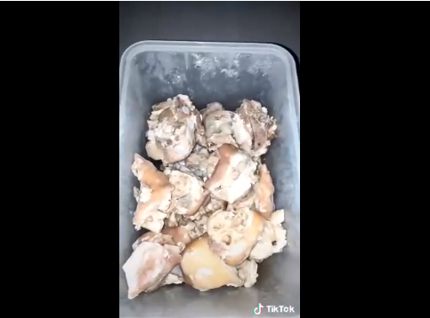 Từ những miếng chân giò cho đến cả gói nước dùng để nấu mì, người mẹ này đã tích trữ thực phẩm rất chu đáo đầy đủ để phục vụ con cái.