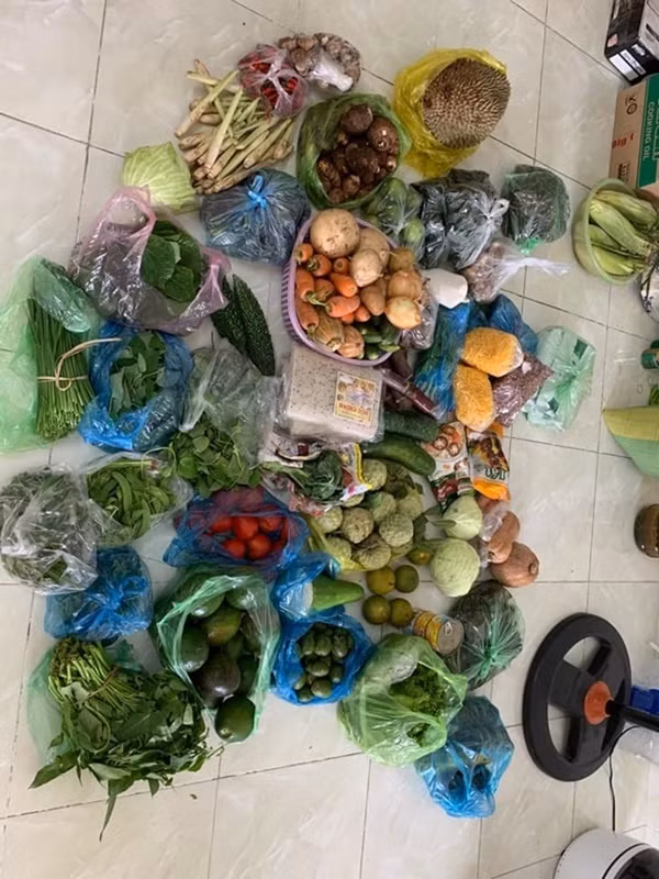 Đủ các loại rau, củ, quả, thịt, cá được chuyển từ vườn nhà lên thành phố cho con, mẹ còn ghi cẩn thận từng món đồ để không bị lẫn.