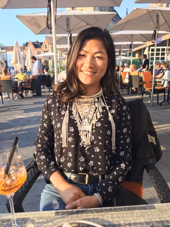 Cô càng trở nên đầy đặn, hồng hào và có nét gì đó rất Tây.