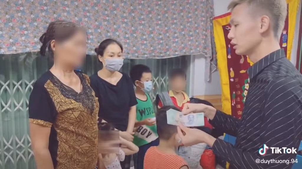 Trước đó, Duy Thường từng bị chỉ trích dữ dội khi đến viếng Nam Ok nhưng mang theo dàn ekip quay chụp từ đầu đến cuối rồi đăng clip lên mạng hút tương tác.