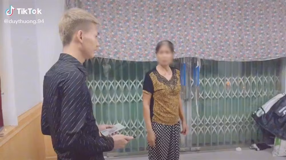 Khi trao tiền viếng, Duy Thường TV mời phụ huynh của Nam OK để chia sẻ và có người đi theo để ghi hình.