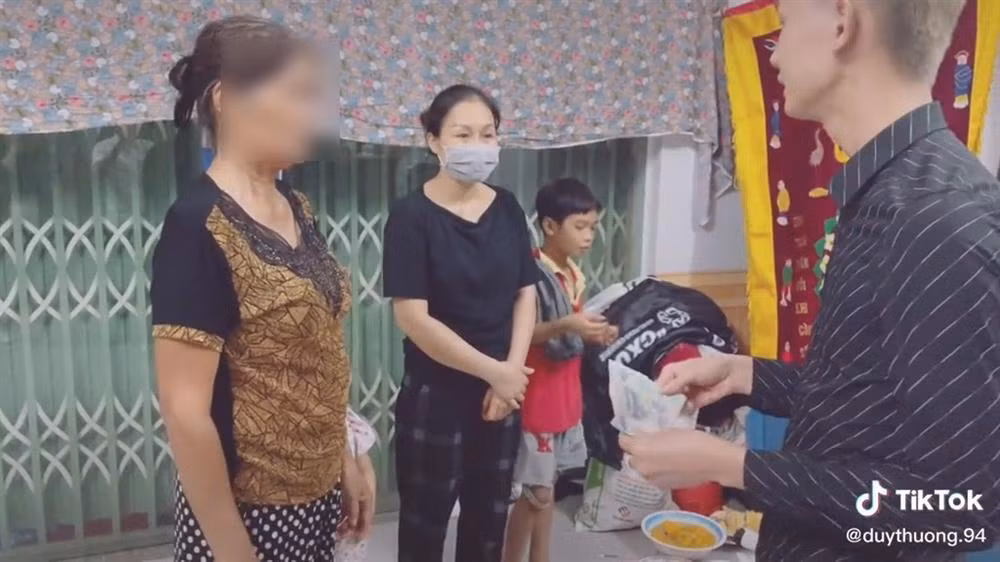 Đoạn clip được chia sẻ nhận về nhiều bình luận mỉa mai, công kích cho rằng Duy Thường TV ''làm màu'' và ''tranh thủ kiếm sự chú ý''.