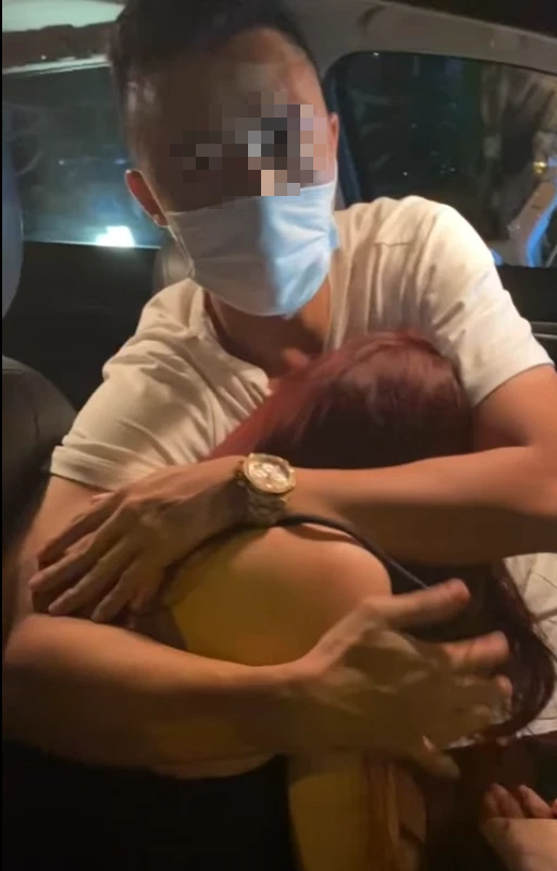 Quá uất hận, chị vợ liên tục túm tóc, kéo "tiểu tam" ra ngoài. Tuy nhiên, anh chồng vì quá xót nhân tình nên liên tục dùng tay che chắn.