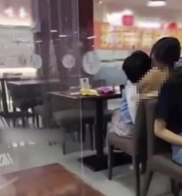 Mới đây, MXH tích cực lan truyền đoạn clip 12 giây ghi lại cảnh một cặp nam nữ vô tư " diễn cảnh nóng" ngay tại canteen trường học. Vào thời điểm này, canteen khá vắng vẻ song chỗ ngồi của cả hai ngay tại vị trí giữa quán nên bất kỳ ai đi qua cũng có thể chứng kiến.