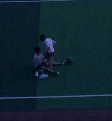 Hình ảnh nhạy cảm của họ được các học sinh trong ký túc xá quay lại rồi lan truyền trên MXH.