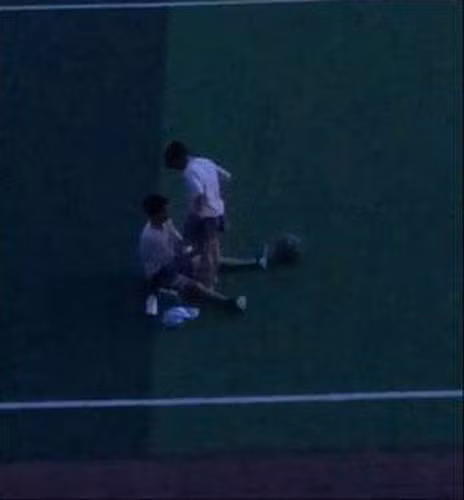 Hình ảnh nhạy cảm của họ được các học sinh trong ký túc xá quay lại rồi lan truyền trên MXH.