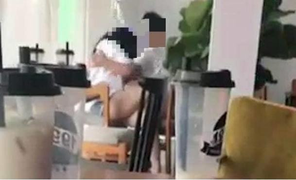 Sự việc một cặp đôi vô tư "mây mưa" này diễn ra trong quán trà sữa ở Lạng Sơn.