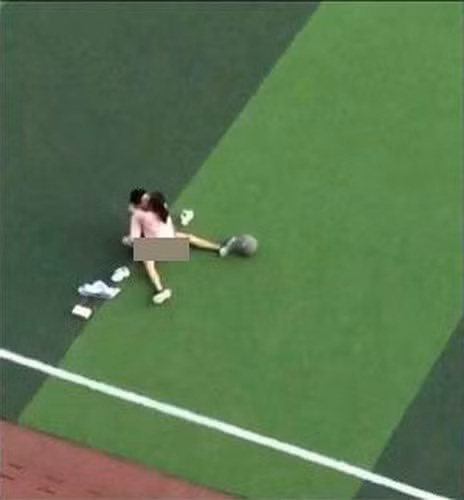 Hình ảnh về một cặp nam nữ đang độ tuổi học sinh, vô tư "diễn cảnh nóng" ngay trên sân thể dục từng là đề tài bàn tán của netizen.