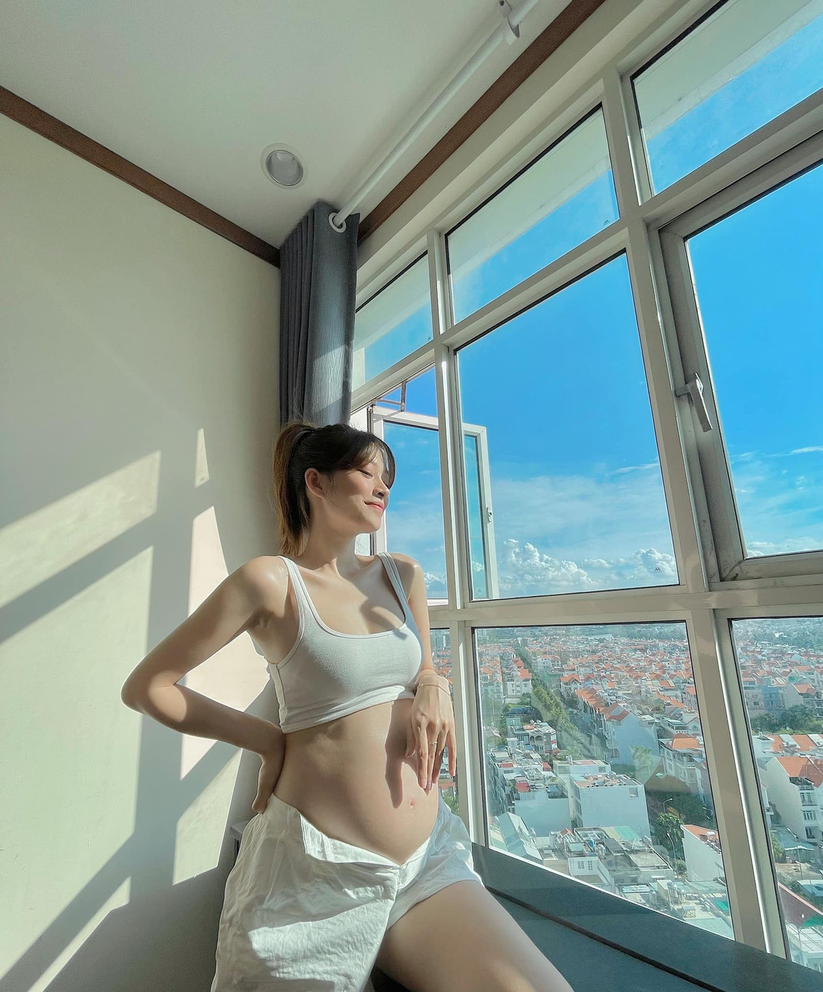 Mai Anh từng góp mặt trong một số MV, phim truyền hình như Tuổi thanh xuân, Bánh đúc có xương, Ma làng 2.