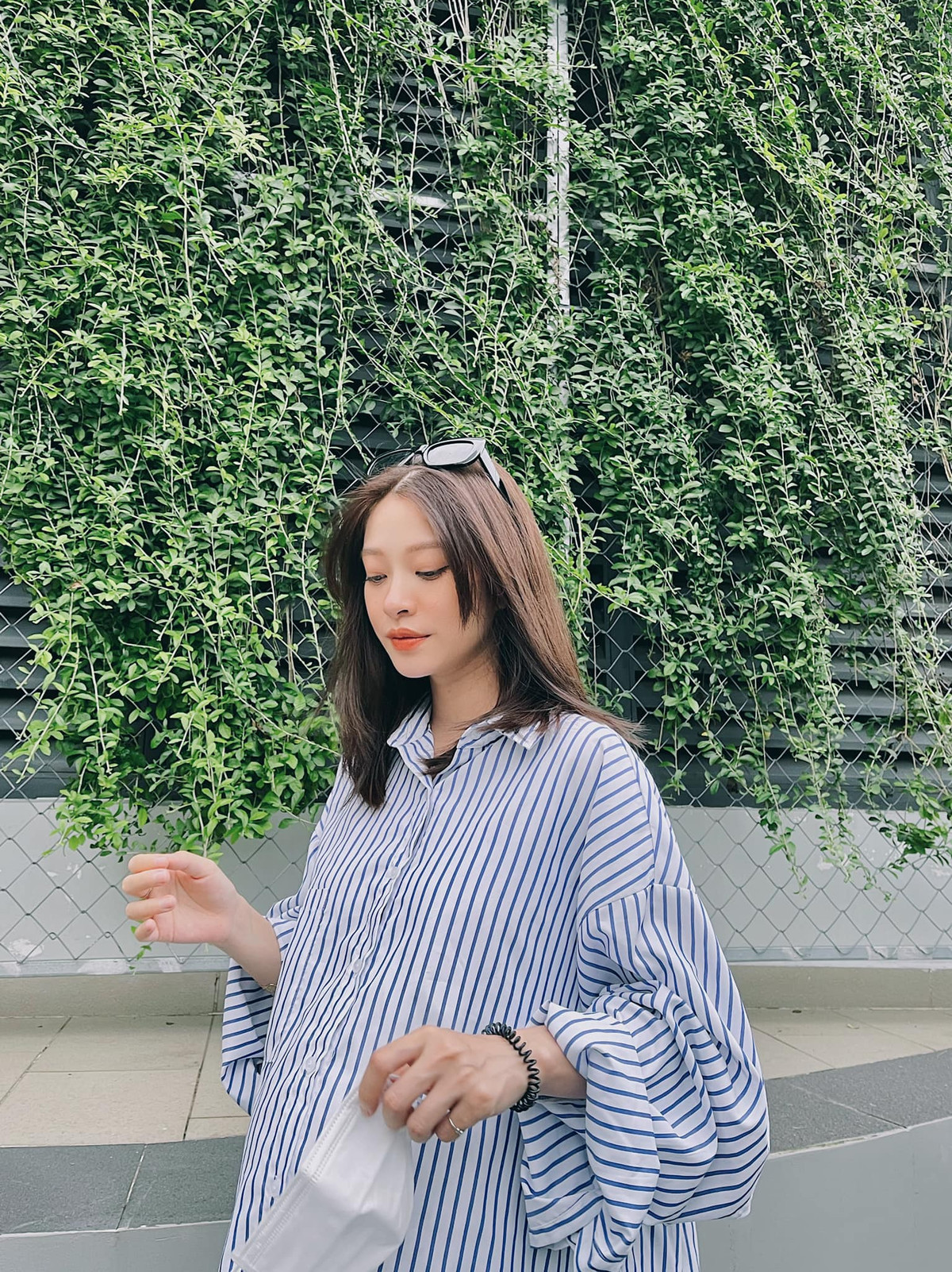 Jaykii là nam ca sĩ được giới trẻ yêu mến với những ca khúc theo thể loại ballad nhẹ nhàng. Trong khi đó Trương Hoàng Mai Anh là hot girl, người mẫu ảnh nổi tiếng trên mạng xã hội.