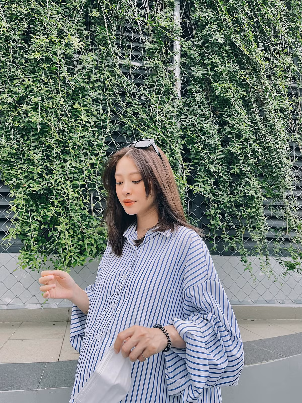 Jaykii là nam ca sĩ được giới trẻ yêu mến với những ca khúc theo thể loại ballad nhẹ nhàng. Trong khi đó Trương Hoàng Mai Anh là hot girl, người mẫu ảnh nổi tiếng trên mạng xã hội.