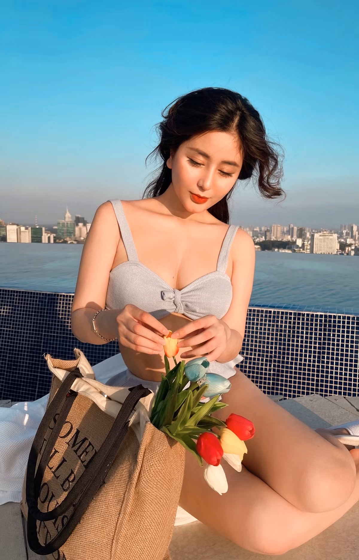 Bên cạnh gương mặt V-line, nụ cười rạng rỡ thu hút người đối diện thì có lẽ vòng 1 "đẫy đà" chính là điểm nhấn trên cơ thể của hot girl này.