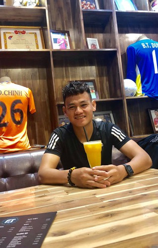 Những thông tin liên quan đến cầu thủ Hồ Tấn Tài được cư dân mạng quan tâm. Trong đó, cô vợ sắp cưới xinh đẹp của cầu thủ gốc Bình Định được đặc biệt chú ý